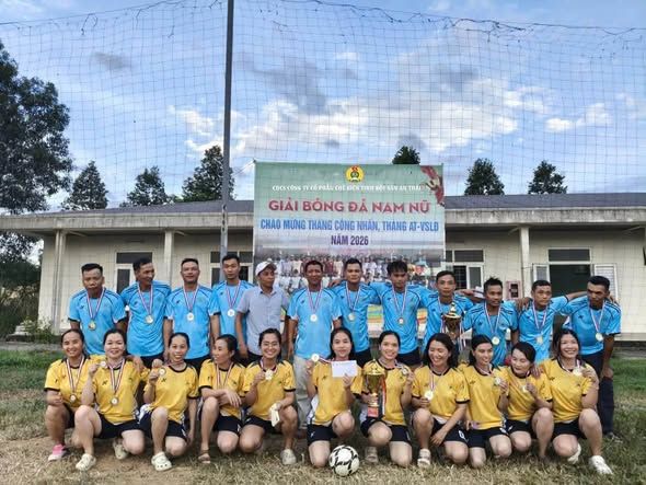 Union members of An Thai Cassava Starch Processing Joint Stock Company compete enthusiastically on the football field. Photo: Quang Tri Trade Union