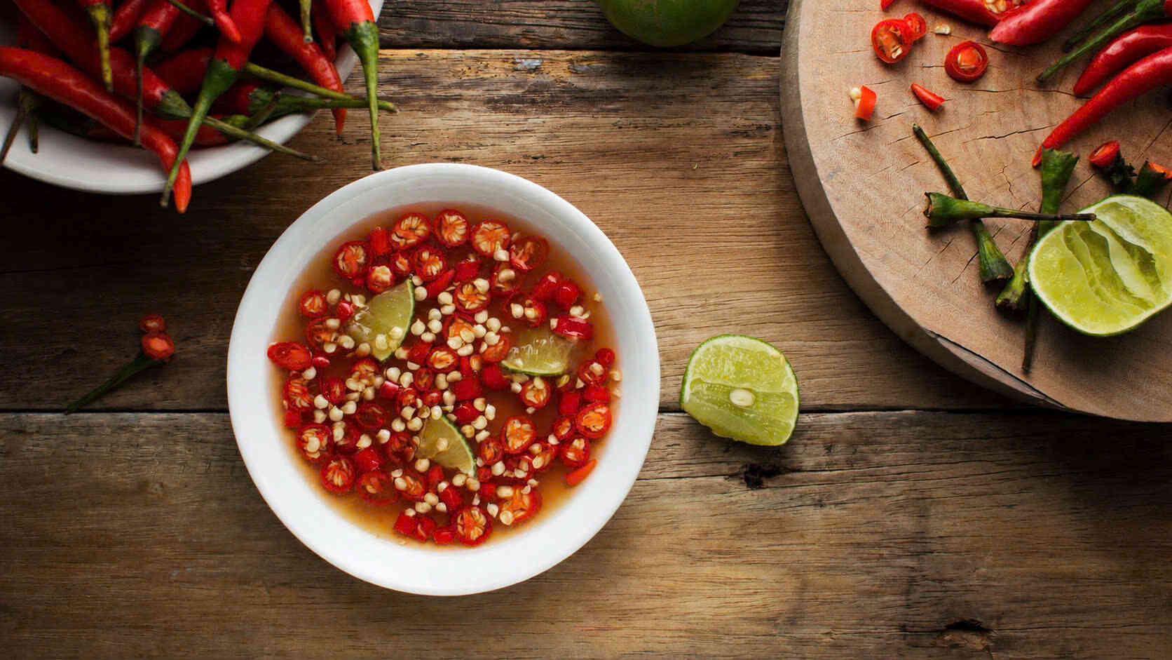Người bệnh cao huyết áp có thể sử dụng nước mắm an toàn bằng cách pha loãng với chanh, tỏi, ớt để giảm lượng natri nạp vào cơ thể. Ảnh: Canva
