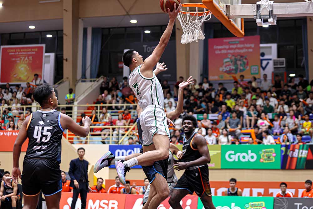 Cantho Catfish (white shirt) went upstream to defeat Danang Dragons. Photo: VBA