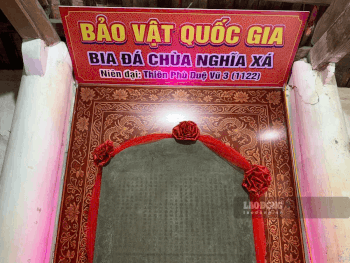 Close-up of the national treasure, Nghia Xa Pagoda stele. Photo: Luong Ha
