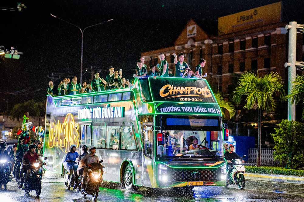 Trường Tươi Đồng Nai diễu hành ăn mừng chức vô địch giải hạng Nhất. Ảnh: CLB TTĐN