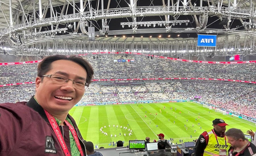 Nhà báo Trương Anh Ngọc tác nghiệp tại World Cup 2022. Ảnh: Nhân vật cung cấp