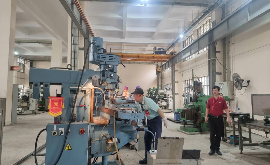 In the new stage, workers strive to be better at their profession, better master technology, and have more initiatives. Photo: Kieu Vu