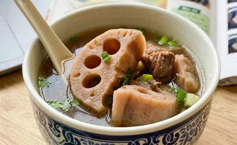 Bone-steamed lotus root soup is a rustic dish chosen by many families in their daily meals. Graphic photo: Minh Vu