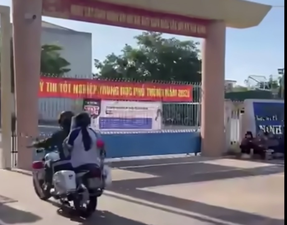 Police use specialized vehicles to take candidates to the exam site. Photo: Huu Long