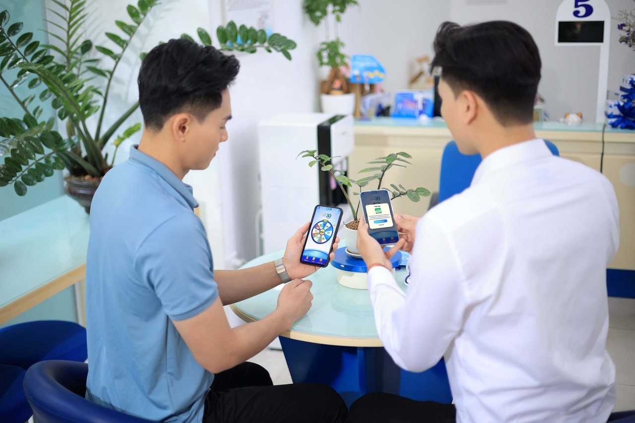 Khách hàng hào hứng với chương trình - Vòng quay tri ân 30 năm - trên ứng dụng My VNPT. Ảnh: VinaPhone