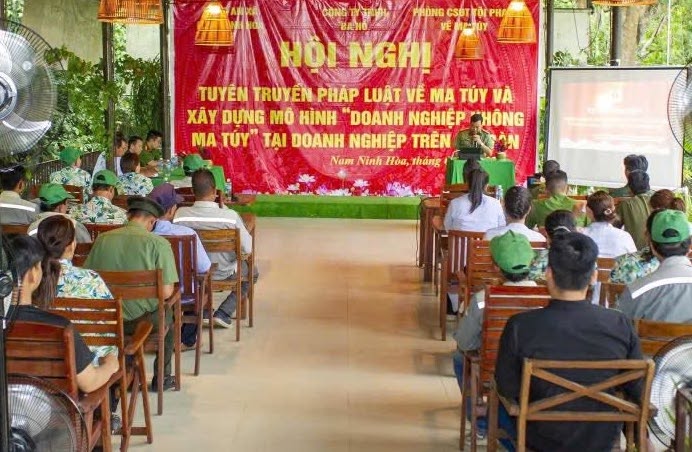 Functional agencies organize propaganda on drug laws. Photo: Police provided