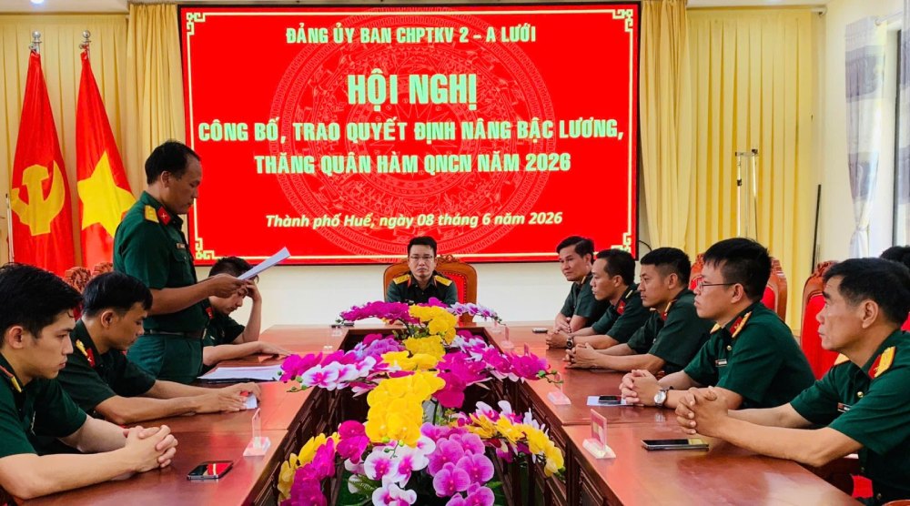 Đảng ủy - Ban Chỉ huy Phòng thủ khu vực 2 - A Lưới tổ chức hội nghị Công bố, trao quyết định nâng bậc lương, thăng quân hàm QNCN năm 2026. Ảnh: bchqsthuathienhue.com.vn