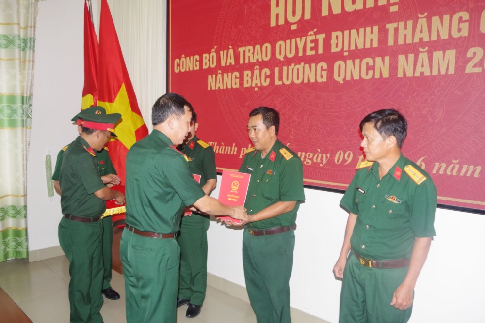 Senior Lieutenant Colonel Le Duc - Deputy Secretary of the Party Committee, Commander of the Area 3 Defense Command (Hue City) presents decisions to comrades who received salary increases. Photo: bchqsthuathienhue. com. vn