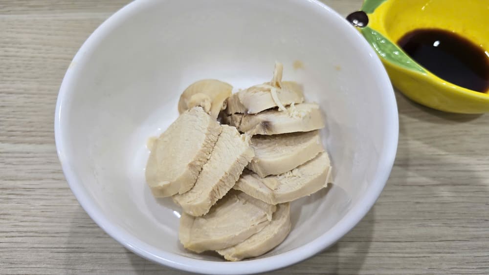 Basic mistakes when eating boiled chicken breast in a weight loss diet easily cause the body to lack nutrients. Photo: Tuan Dat