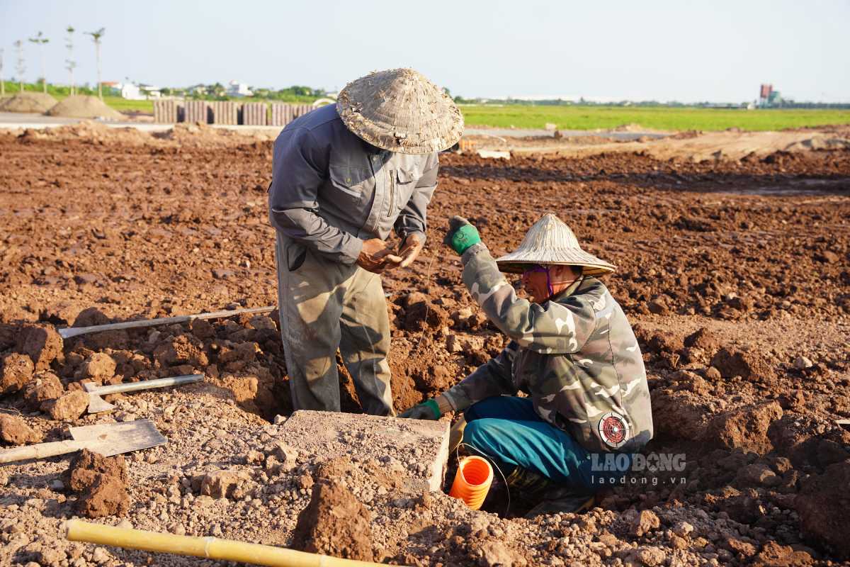 Công nhân thi công hạ tầng Khu công nghiệp Hưng Phú. Ảnh: Lương Hà