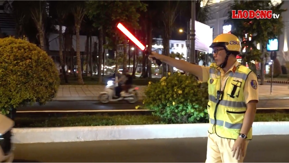 Traffic police on duty in Rach Gia ward (An Giang). Photo: Tien Dung