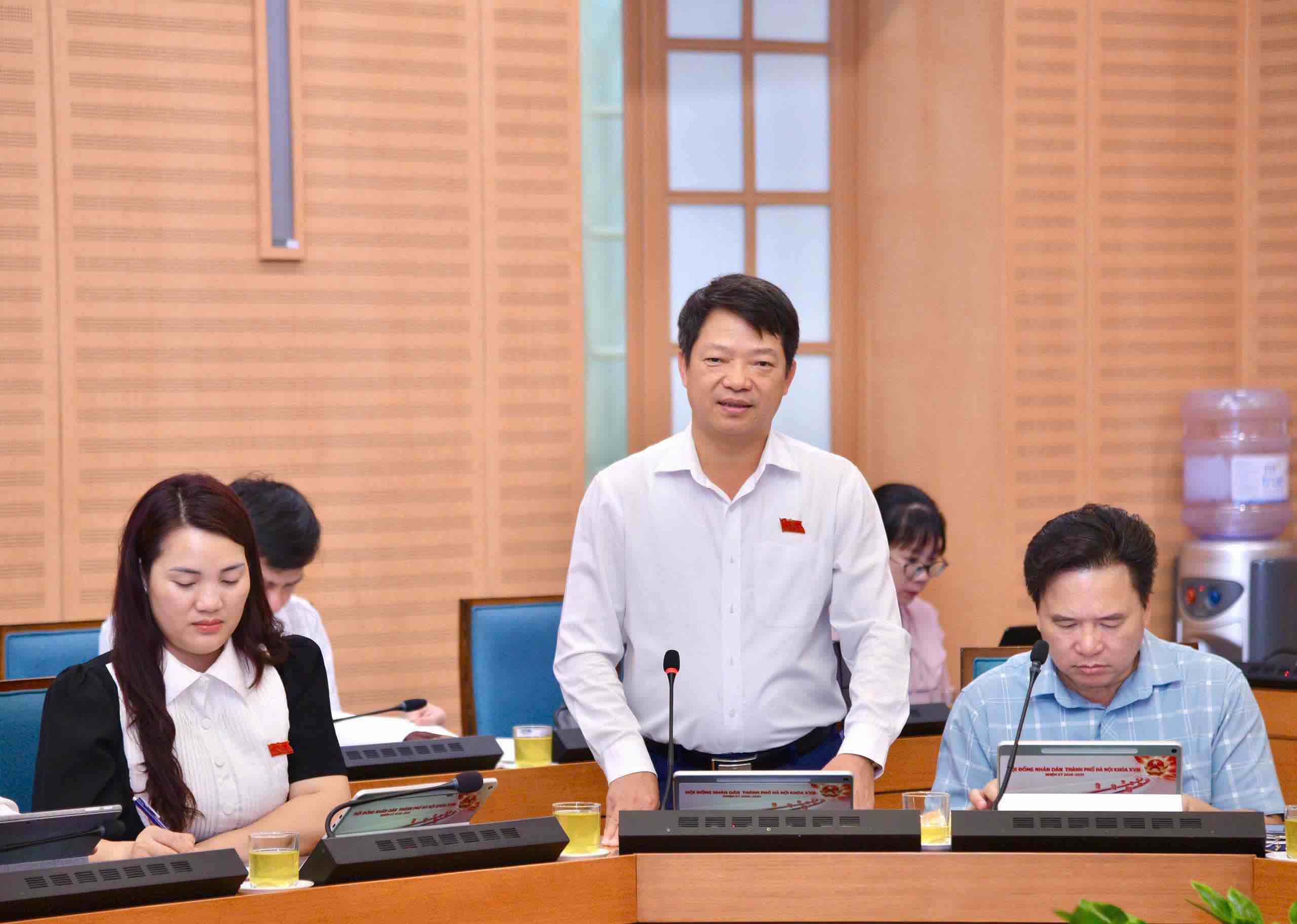 Ông Lê Văn Quân - Bí thư Đảng ủy, Chủ tịch HĐND xã Ba Vì đề xuất bác sĩ về làm việc tại trạm y tế xã được hỗ trợ 5 triệu đồng/tháng. Ảnh: Phạm Linh 