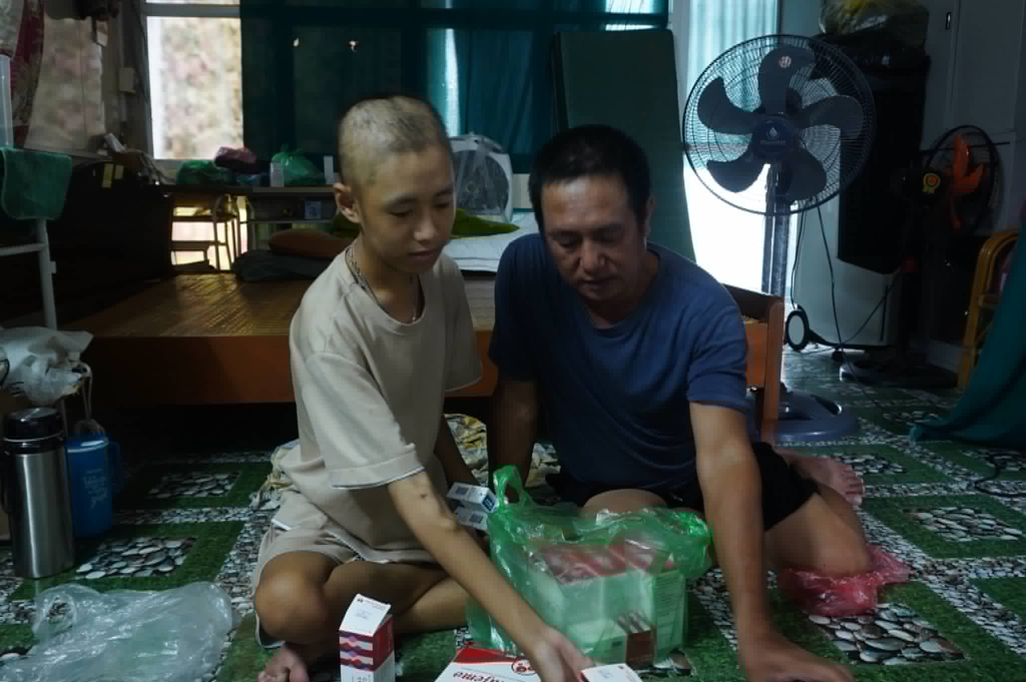 More than 10 years of fighting kidney failure, the 18-year-old boy and his father still do not give up hope. Photo: Huyen Anh