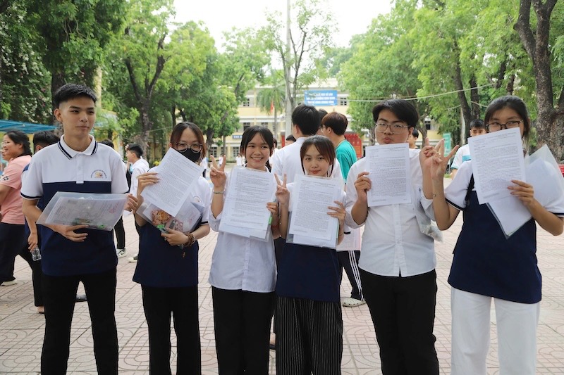La alegría de los candidatos después de completar el examen de graduación de la escuela secundaria superior en 2026. Los candidatos pueden consultar las respuestas de las materias del examen en el periódico Lao Dong. Foto: Thu Hien