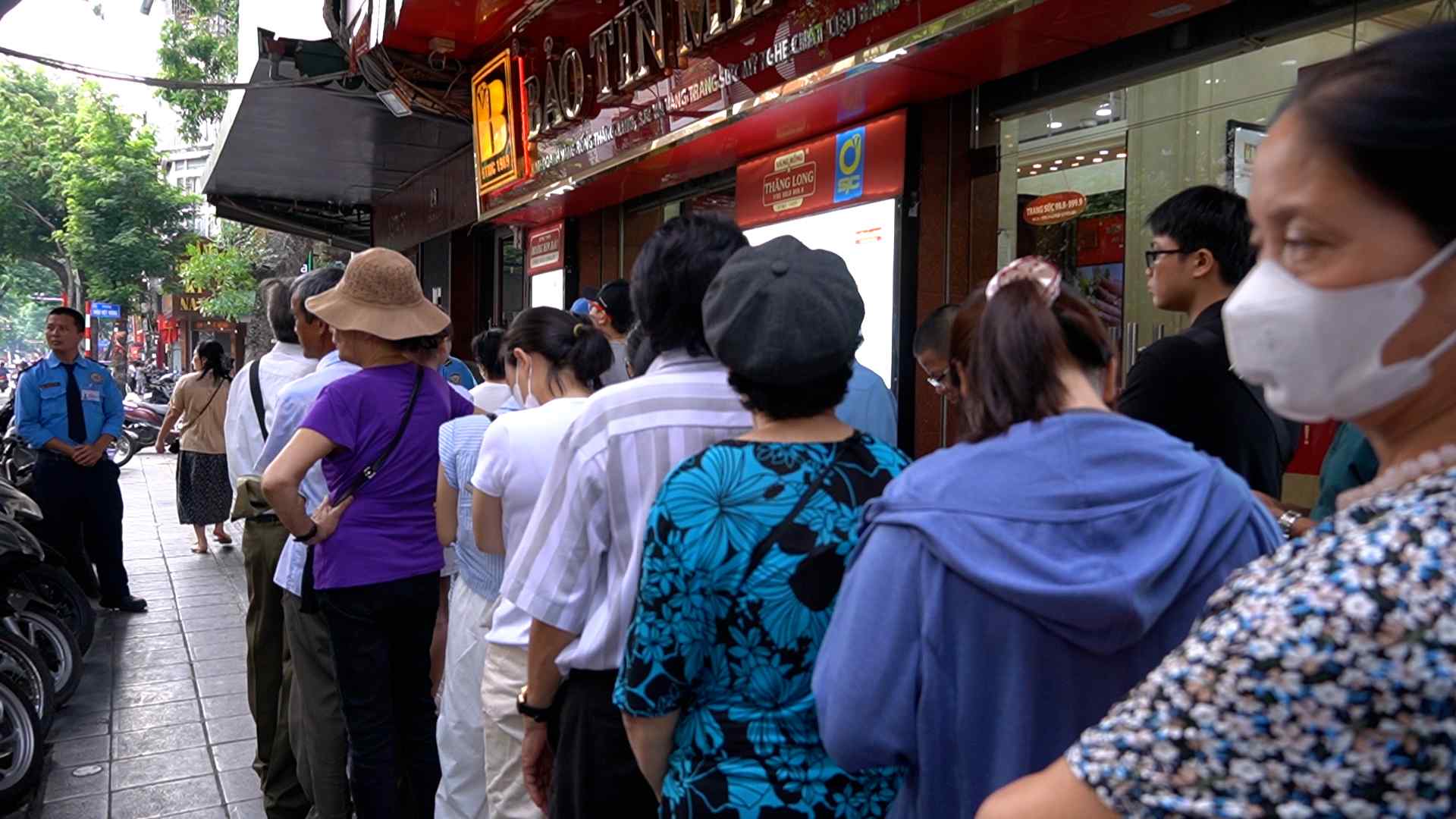 Gold prices fluctuate, Hanoi people still queue to buy assets
