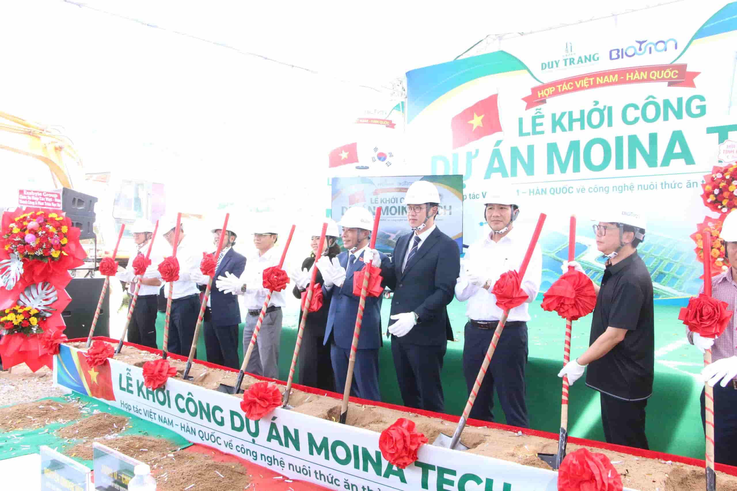 Các đại biểu cùng thực hiện nghi thức khởi công dự án. Ảnh: Thanh Thúy