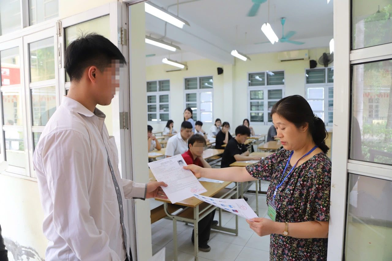 Los candidatos pueden consultar las respuestas de las materias del examen en el periódico Lao Dong. Foto: Tuong Van