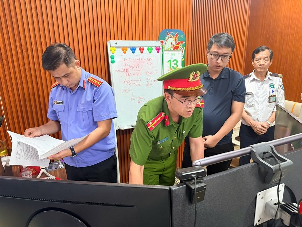 Lực lượng chức năng thực hiện khám xét khẩn cấp tại Công ty Cổ phần hệ thống thông tin ATHENA Việt Nam. Ảnh: Công an Phú Thọ