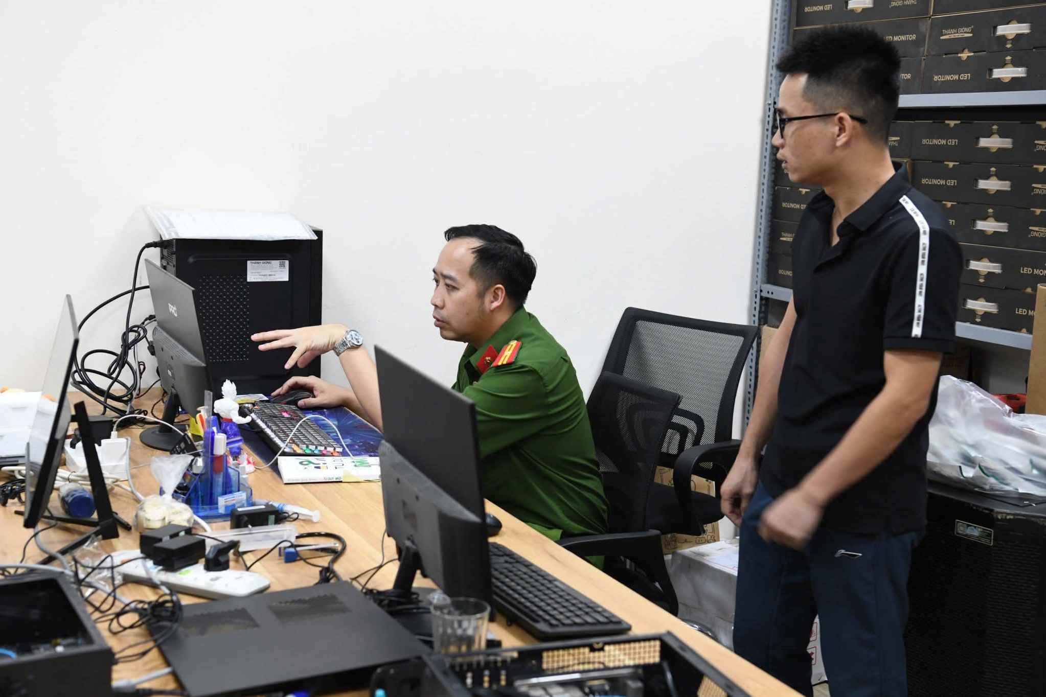 Police agency conducts searches related to the illegal Windows installation case. Photo: Phu Tho Provincial Police