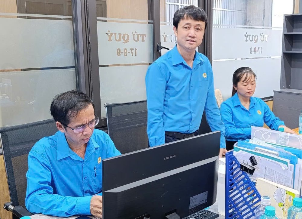 Ông Hồ Công Dương - Phó Chủ tịch Thường trực Liên đoàn Lao động tỉnh Lâm Đồng phát biểu giao nhiệm vụ cho Ban Chấp hành Công đoàn cơ sở lâm thời. Ảnh: Quang Hùng