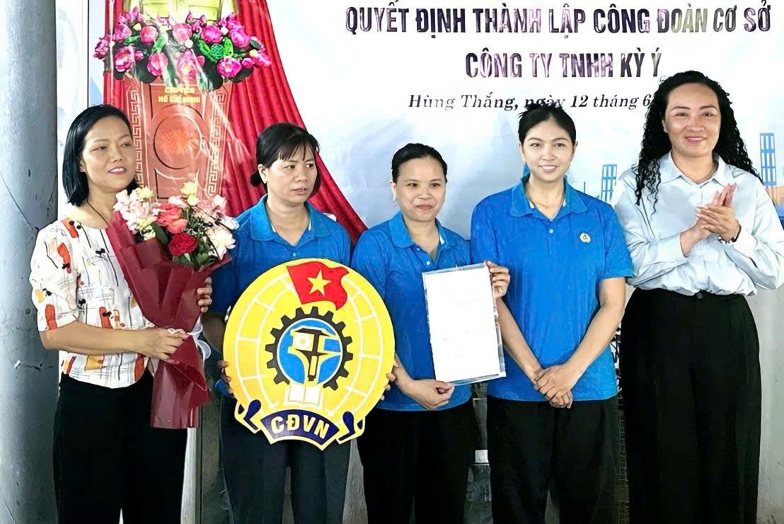 Lãnh đạo LĐLĐ TP Hải Phòng trao quyết định thành . Ảnh: Minh Huệ