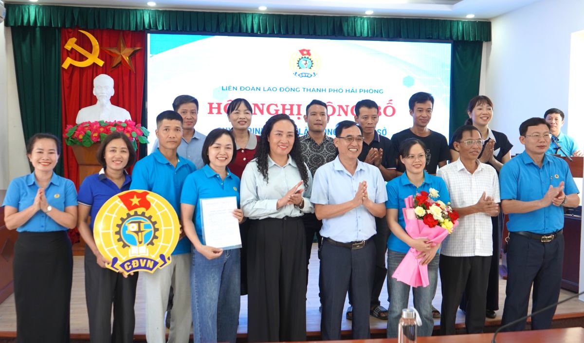 Hai Phong City Labor Federation announced the decision to establish the Trade Union of Hai Dang Trading and Construction Joint Stock Company. Photo: Mai Dung