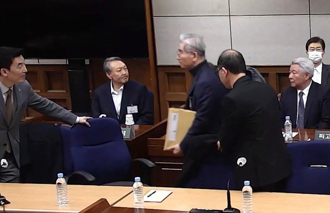 Former South Korean President Yoon Suk Yeol (second from left) in the trial on February 19, 2026. Photo: AFP