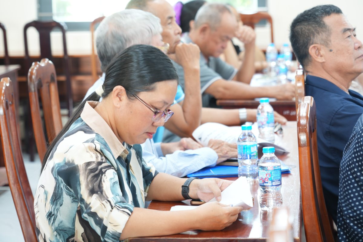 Người dân tìm hiểu về các chính sách BHXH, BHYT hộ gia đình trong hội nghị. Ảnh: Thành An