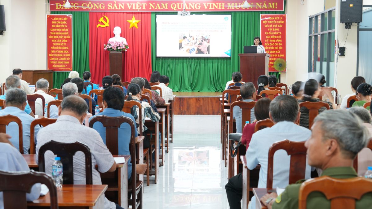 Overview of the conference to propagate family social insurance and health insurance policies in Rach Dua ward. Photo: Thanh An