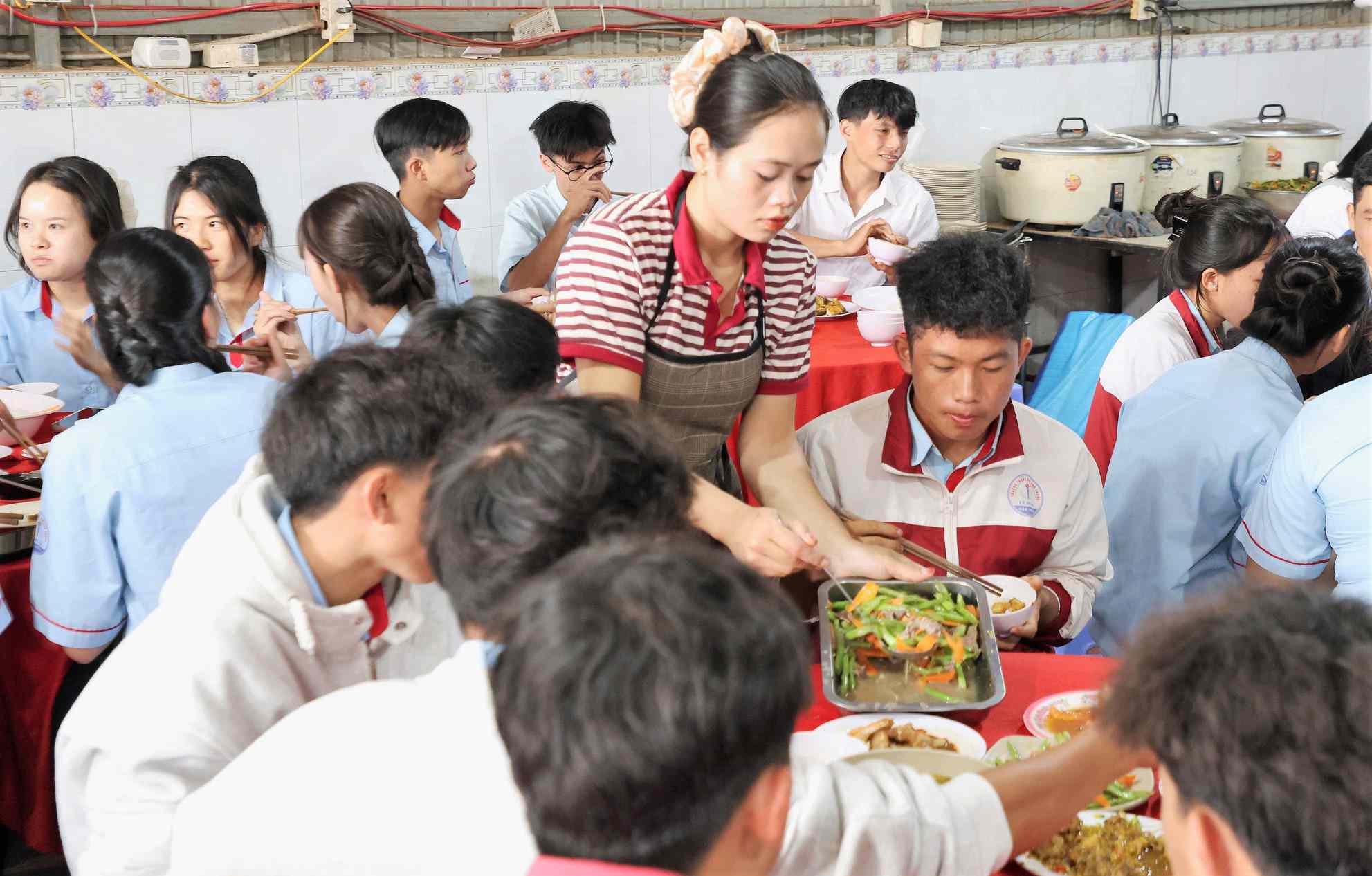 Xã Quảng Sơn (Lâm Đồng) huy động hơn 200 suất ăn miễn phí cho thí sinh có hoàn cảnh khó khăn. Ảnh: Thần Hy 