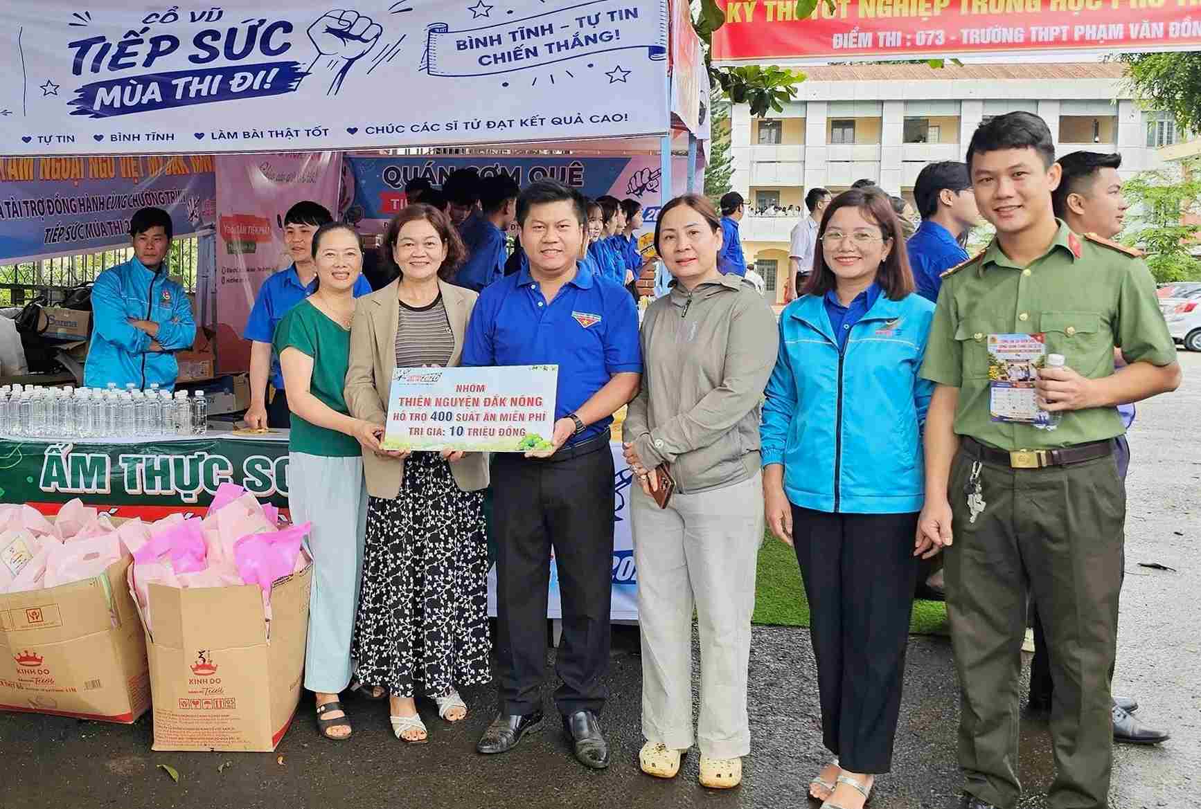 Representatives of units and philanthropists in Lam Dong present resources to support the "Exam Season Support" program in 2026. Photo: Than Hy