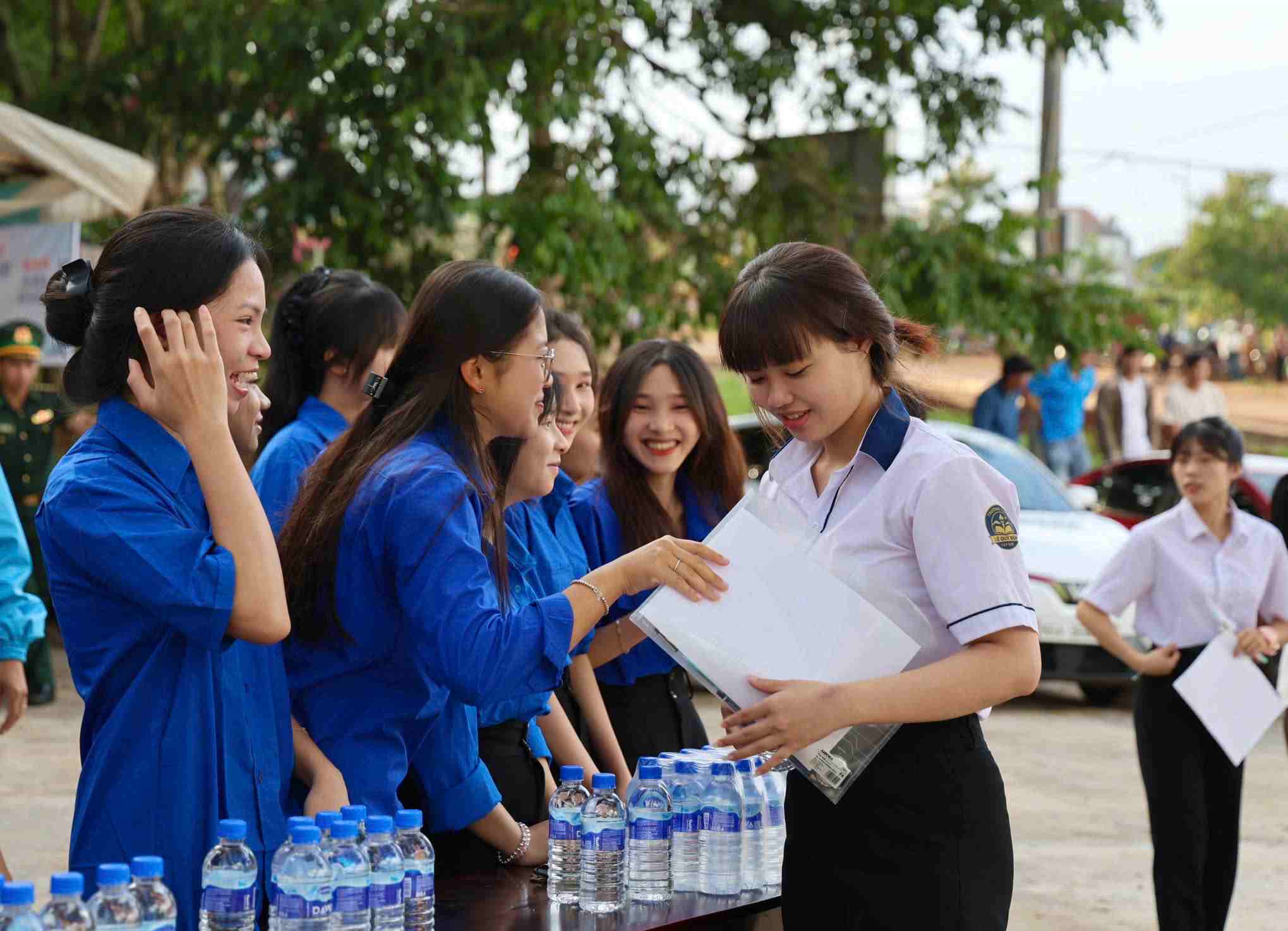 Đoàn viên, thanh niên tỉnh Lâm Đồng tiếp sức cho thí sinh. Ảnh: Phúc Khánh 