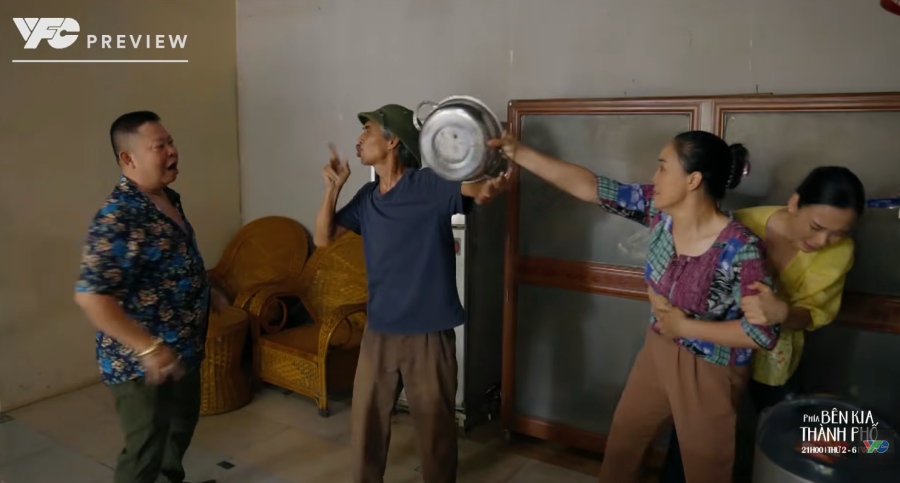 Ông ngoại Khuê bán con gái để lấy tiền cờ bạc. Ảnh: VFC. 