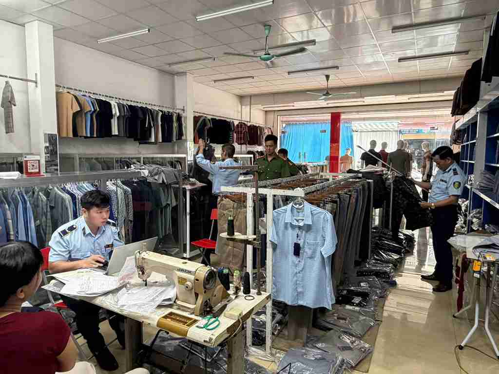 Hộ kinh doanh bị xử phạt vì buôn bán hàng hóa xâm phạm quyền sở hữu trí tuệ. Ảnh: Công an tỉnh Hưng Yên