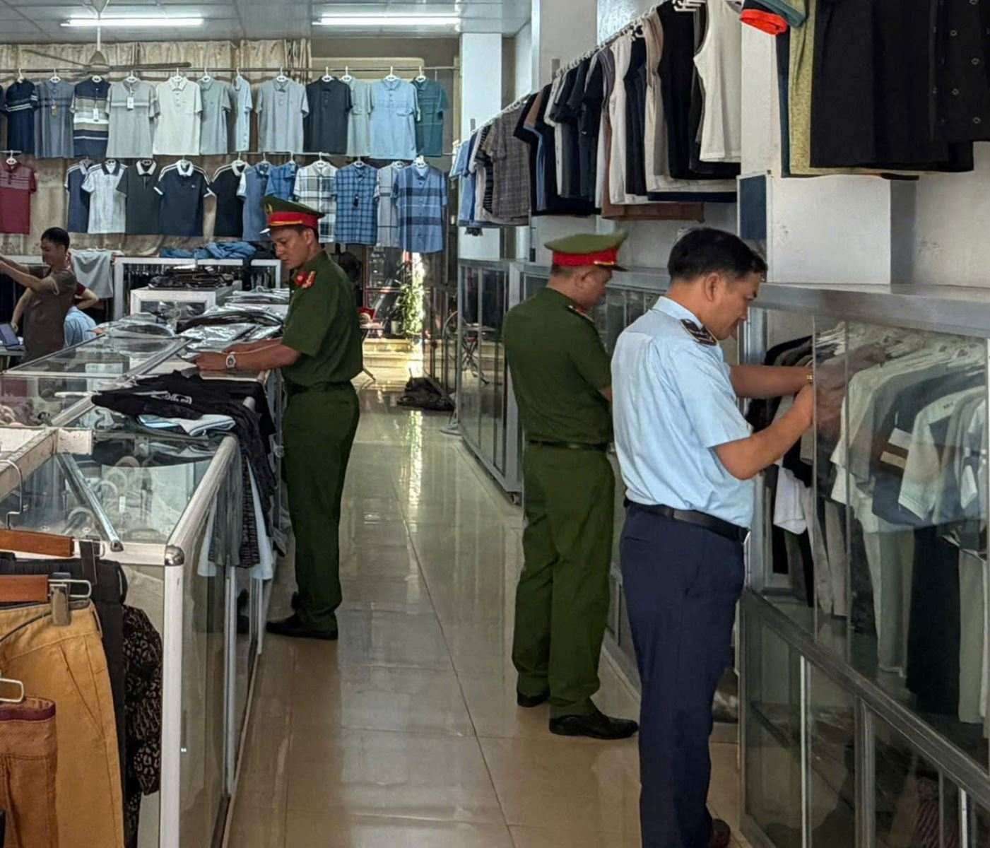 Functional forces inspect clothing business establishments in Nam Thuy Anh commune. Photo: Hung Yen Provincial Police