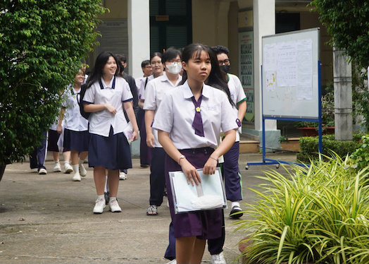 Thí sinh tại TPHCM rời phòng thi sáng 12.6. Ảnh: Chân Phúc