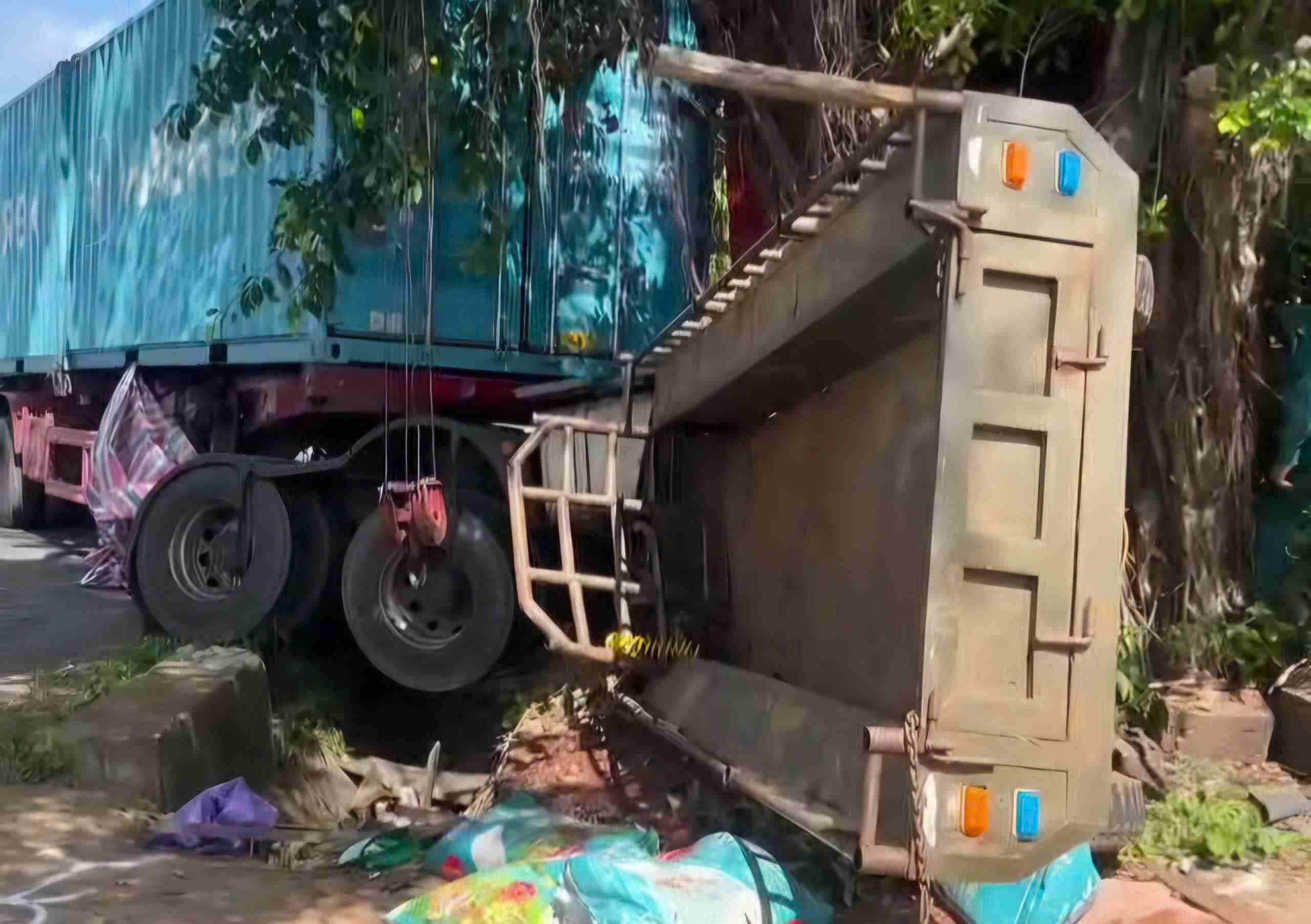 Vụ tai nạn giao thông đặc biệt nghiêm trọng giữa xe đầu kéo và xe công nông xảy ra trên địa bà xã Cư Jút (Lâm Đồng) khiến 4 người tử vong. Ảnh: Phúc Khánh
