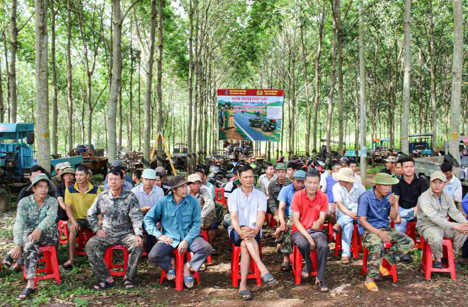 Buổi tuyên truyền, phổ biến pháp luật thu hút 108 người điều khiển xe máy kéo nhỏ, xe công nông tham dự. Ảnh: Thần Hy