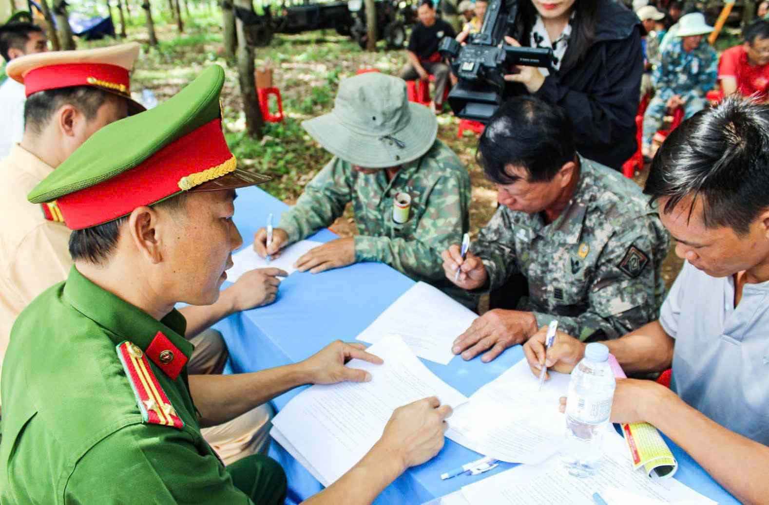 Functional forces organize signing commitments to ensure traffic safety. Photo: Phuc Khanh
