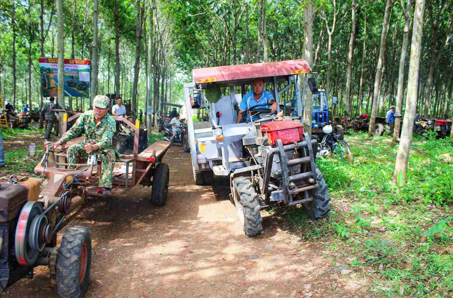Người điều khiển xe máy kéo nhỏ, công nông đến dự tuyên truyền, phổ biến pháp luật. Ảnh: Thần Hy