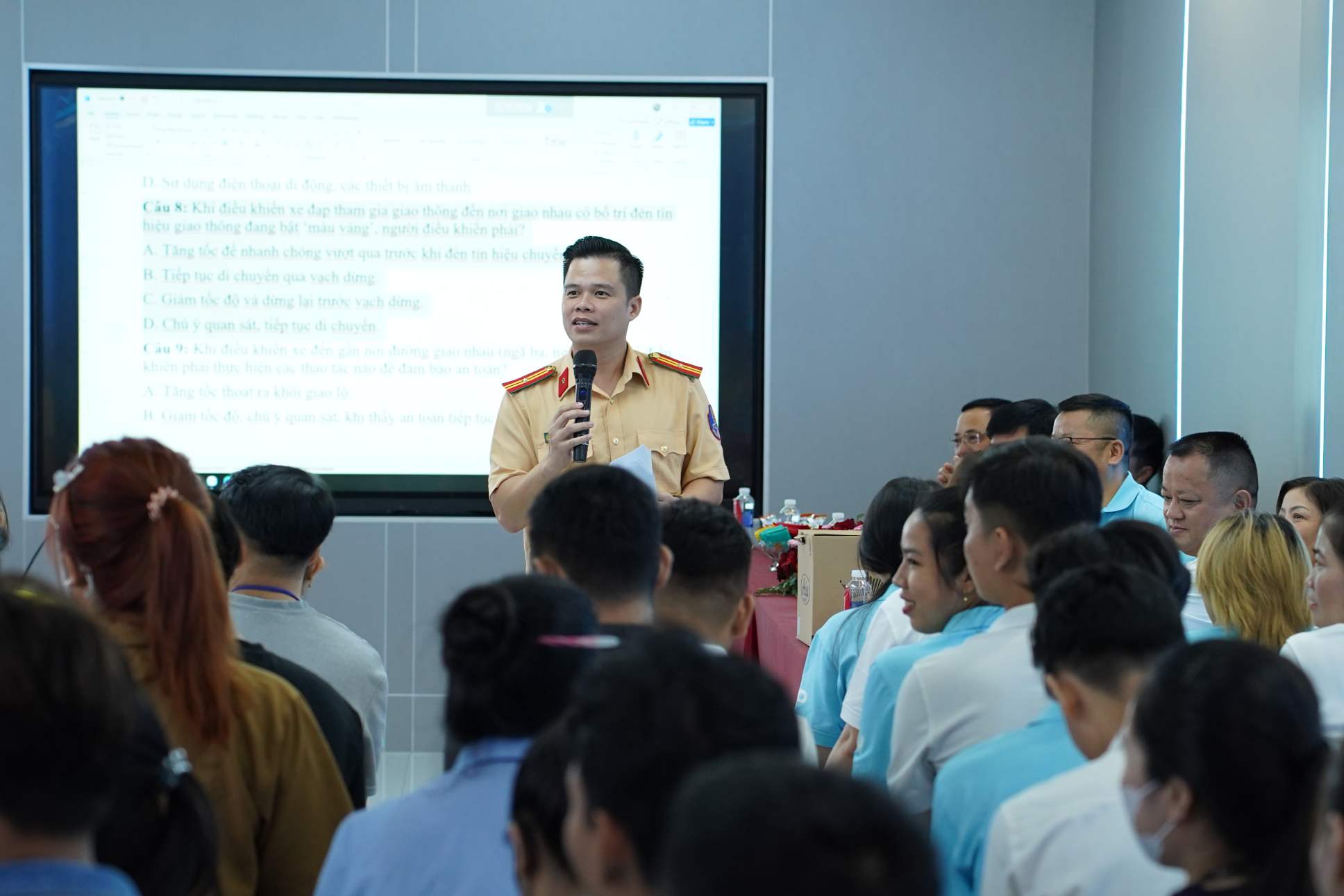 Các công nhân lắng nghe những thông điệp an toàn từ chương trình. Ảnh: Thanh Vũ