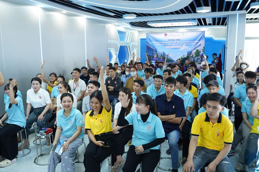 Tay Ninh, promote traffic safety propaganda in businesses. Photo: Thanh Vu
