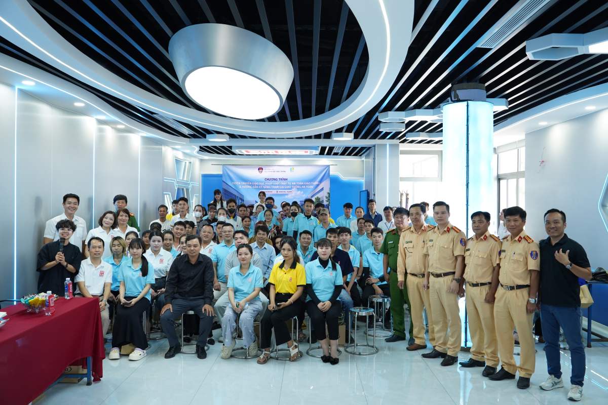 Kết thúc chương trình, ban tổ chức đã trao quà cho các công nhân tham gia trả lời đúng câu hỏi về pháp luật, kĩ năng vận hành phương tiện và tích cực tham gia các hoạt động giao lưu. Ảnh: Thanh Vũ