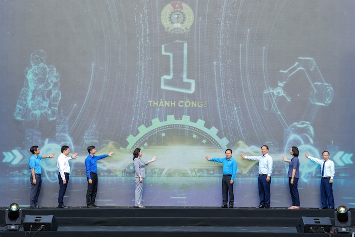 Vice President Vo Thi Anh Xuan (4th from the left), President of the VGCL Nguyen Anh Tuan (4th from the right) and delegates perform the ceremony to launch the emulation movement "Good Labor, High Productivity, Good Income". Photo: Huu Chanh