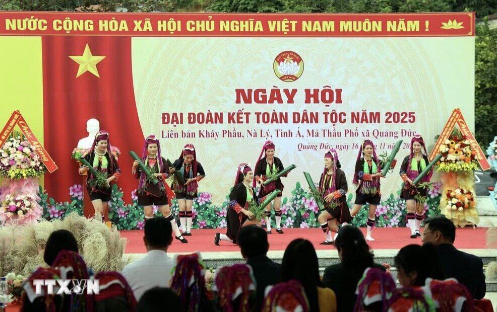 Un numéro artistique lors de la journée de la grande union nationale. Photo: TTXVN