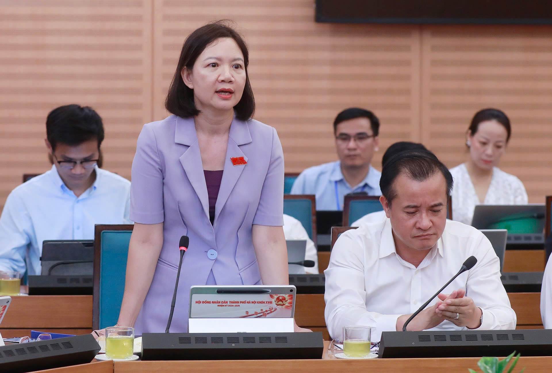 Ms. Do Thi Lan Huong - Secretary of the Party Committee, Chairwoman of the People's Council of Tung Thien ward reflects on the situation that households in the same project receive different levels of support. Photo: Pham Hai
