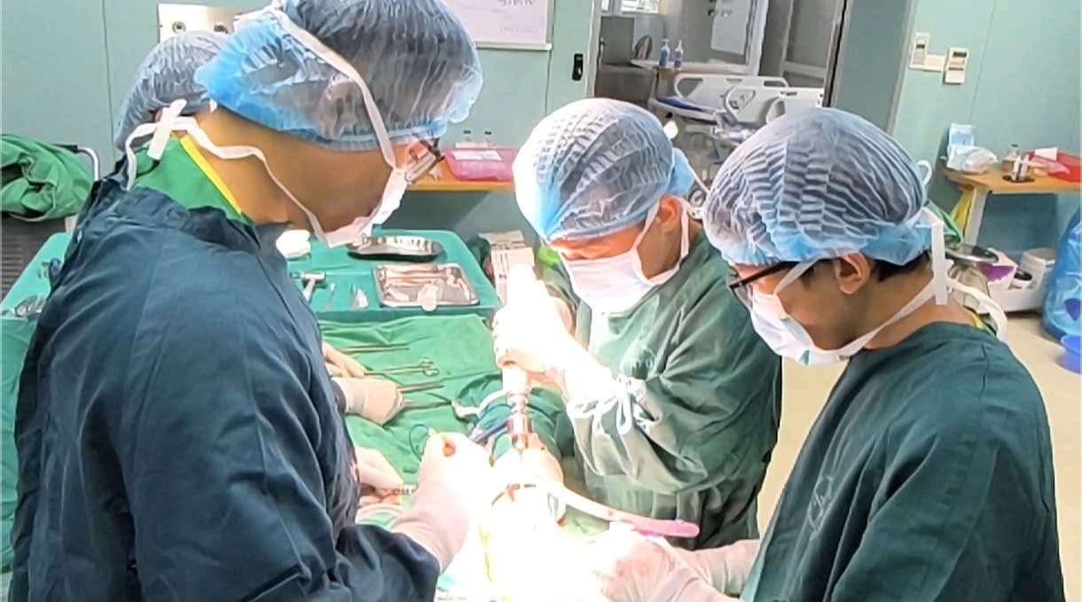 11-year-old boy almost loses leg due to gold rush. Photo: Thanh Dang