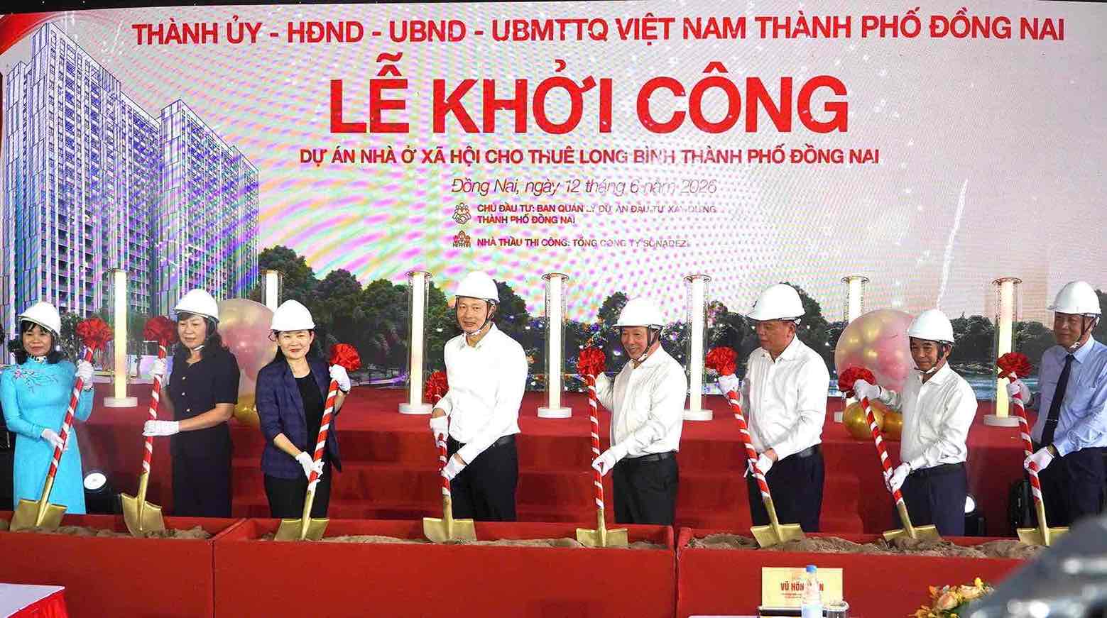 Leaders of the City Party Committee, People's Council, People's Committee, Vietnam Fatherland Front Committee of Dong Nai city perform the groundbreaking ceremony of Long Binh Social Housing Project for Lease. Photo: HAC