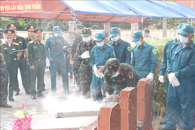 Professional units deploy to exhume martyrs' remains for unidentified graves at Duc Linh martyrs' cemetery (Lam Dong). Photo: Nguyen Thanh/VNA